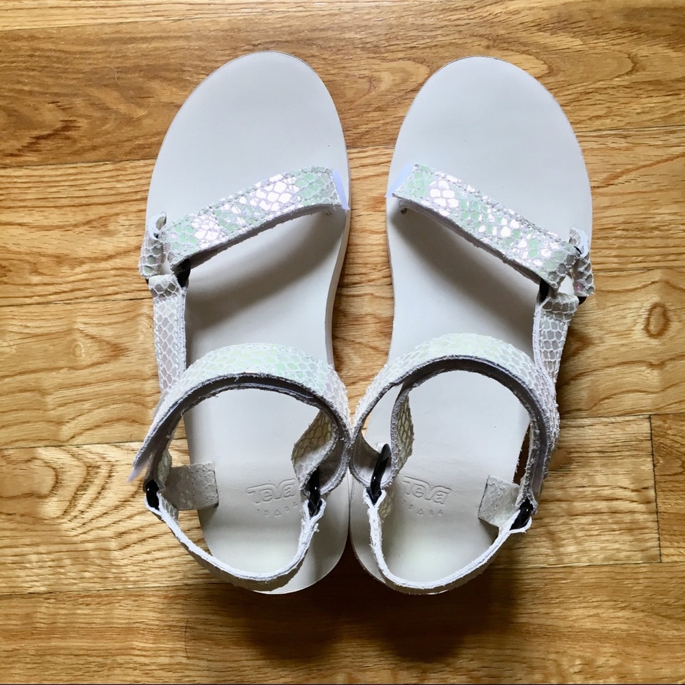 NWOT Teva Iridescent Faux Snake Skin Flatforms 10